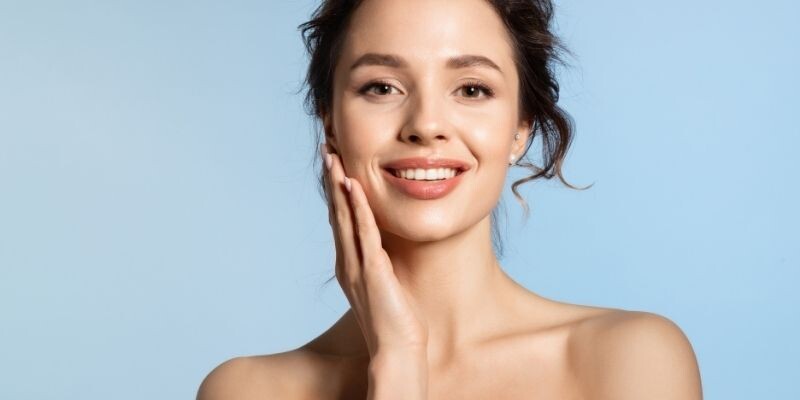 Sivilce Kremiyle Pürüzsüz Bir Cilde Adım Adım Yaklaşın