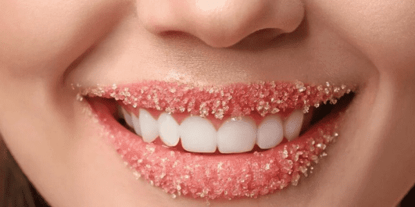 Yumuşacık ve Canlı Bir Görünüm için Dudak Peelingi