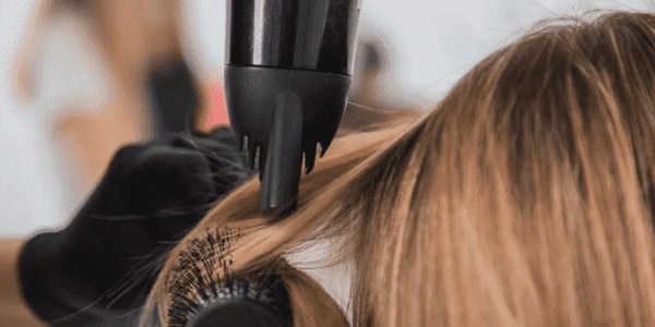 Isılı İşlemler Öncesinde Zararı Azaltmak için Fön Koruyucu Sprey Kullanımı