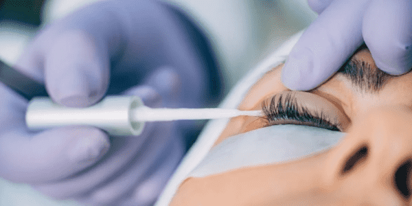 Güçlü Bakışlar için Kirpik Lifting!