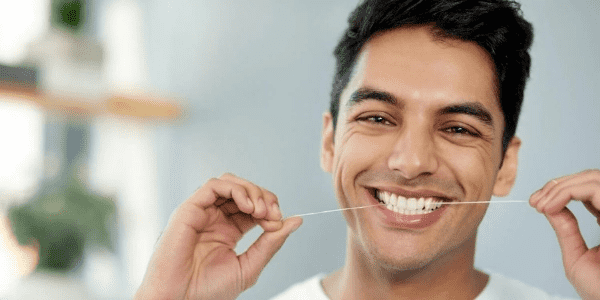 Yanlış Kullanarak Diş Etinize Zarar Vermeyin! 5 Maddede Doğru Diş İpi Kullanımı